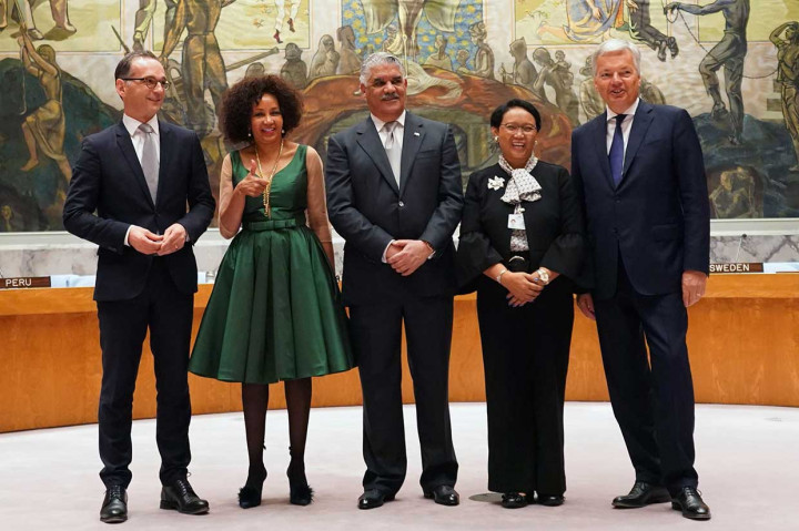 Indonesia terpilih sebagai anggota tidak tetap DK PBB bersama empat negara lainnya, yakni Afrika Selatan untuk grup kawasan Afrika, Republik Dominika untuk kawasan Amerika Latin dan Karibia, serta Jerman dan Belgia untuk kawasan Eropa Barat dan negara lain. Retno Marsudi berfoto bersama (dari kiri) Menlu Jerman Heiko Maas, Afrika Selatan Lindiwe Sisulu, Republik Dominika Miguel Vargas, dan Belgia Didier Reynders.