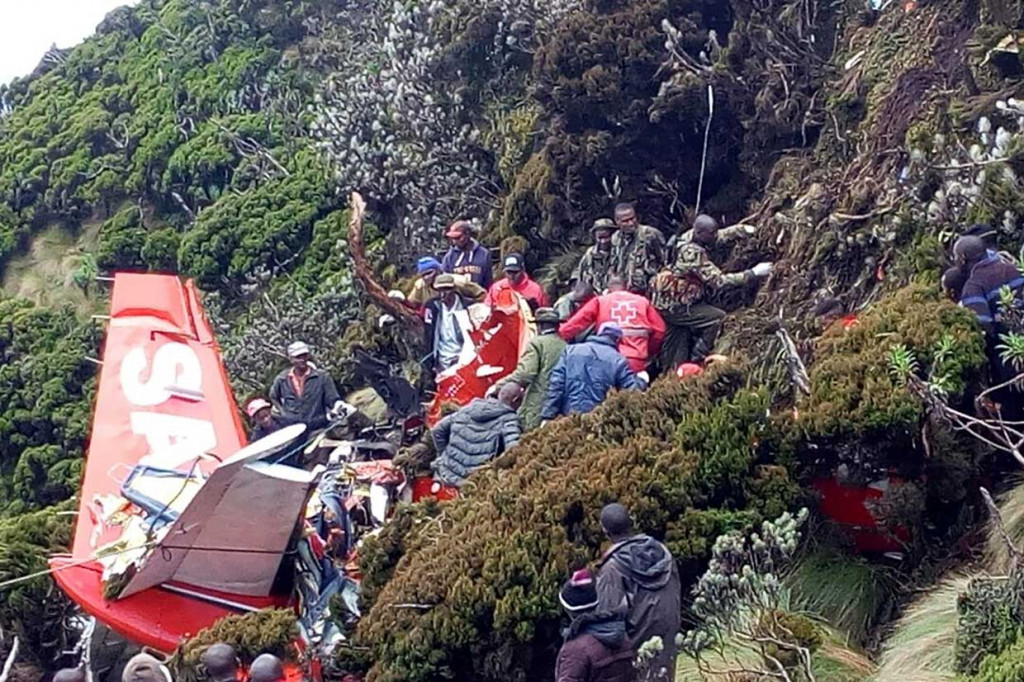 Petugas melakukan evakuasi para korban kecelakaan pesawat di lereng pegunungan Aberdares dekat kota Njabini, Kenya, Kamis, 7 Juni 2018 waktu setempat. Pencarian dan penyelamatan terhambat oleh cuaca buruk, termasuk kabut tebal.