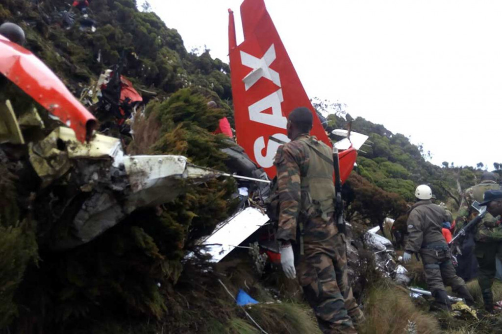 Semua 10 penumpang di dalam pesawat kecil, yang reruntuhannya ditemukan di Kenya tengah dua hari setelah hilang tersebut, tewas dalam kecelakaan itu.