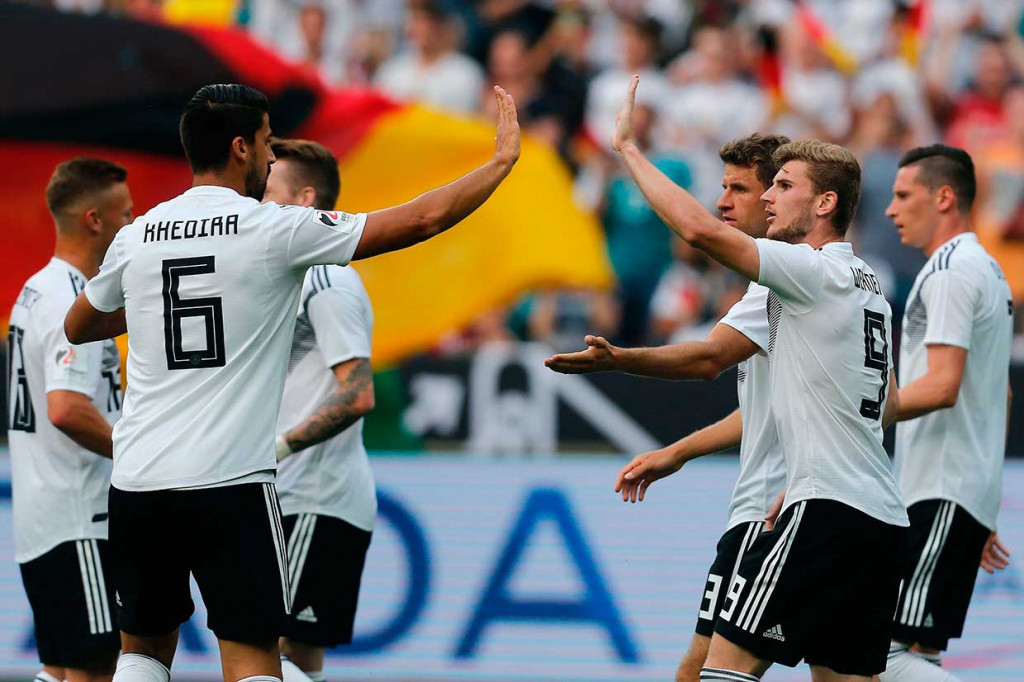 Tuan rumah unggul cepat saat laga baru berjalan delapan menit lewat sepakan kaki kiri Timo Warner, menyelesaikan umpan manis Marco Reus.