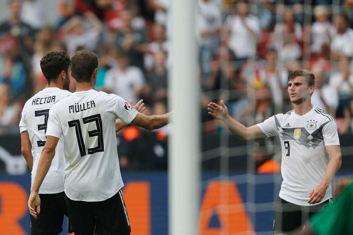 Omar Hawsawi mencetak gol bunuh diri dua menit sebelum turun minum setelah Jerman memiliki dua peluang yang membentur tiang gawang. Skor 2-0 bertahan hingga jeda.