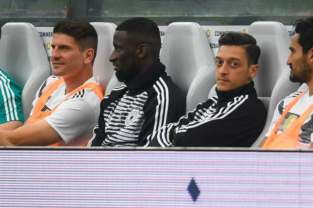 Sementara gelandang Mario Gomez, pemain belakang Antonio Ruediger, gelandang Mesut Ozil, dan gelandang Ilkay Gundogan duduk di bangku cadangan.