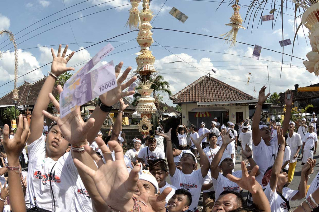 Mesuryak merupakan tradisi berebut uang yang dibagikan secara bergiliran oleh warga desa di depan pintu masuk pekarangan rumah setiap Hari Raya Kuningan dan dipercaya dapat mengantarkan roh leluhur menuju ke alam Nirwana.