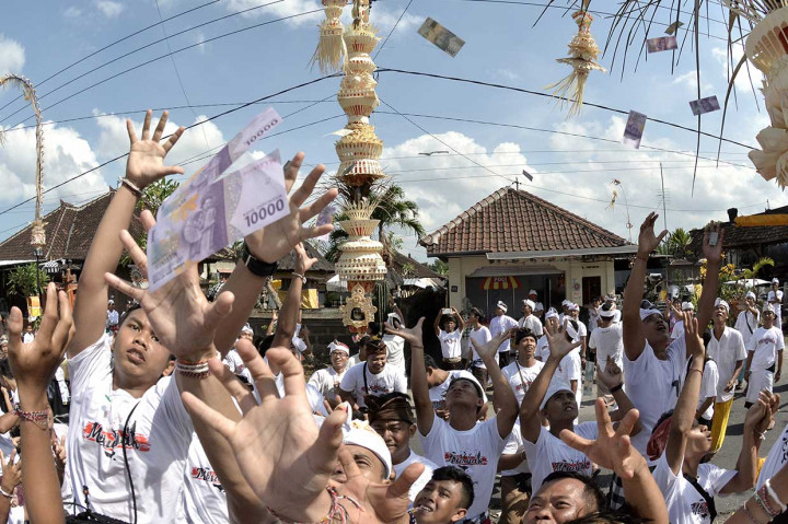 Mesuryak merupakan tradisi berebut uang yang dibagikan secara bergiliran oleh warga desa di depan pintu masuk pekarangan rumah setiap Hari Raya Kuningan dan dipercaya dapat mengantarkan roh leluhur menuju ke alam Nirwana.