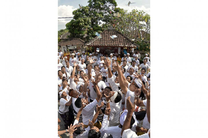 Tradisi itu dilakukan masyarakat setempat seusai melakukan persembahyangan bersama pada Hari Raya Kuningan, rangkaian hari Raya Galungan dalam memperingati kemenangan Dharma (kebaikan) melawan Adharma (keburukan).