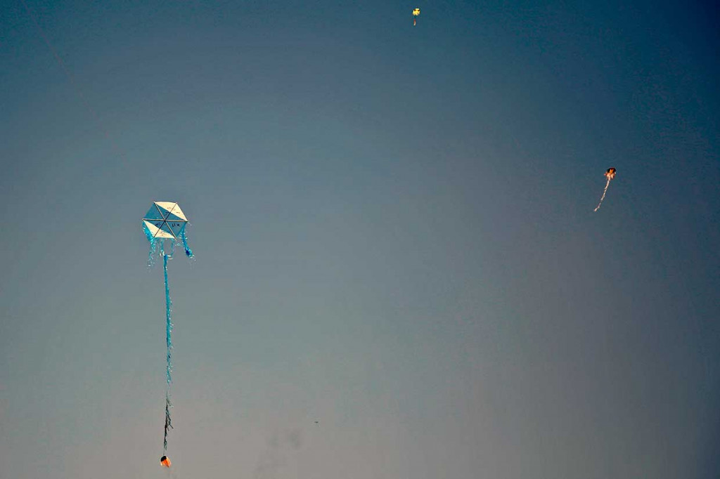 IDF mengatakan puluhan layang-layang dan balon yang terbakar atau membawa bahan peledak dilepaskan dari Jalur Gaza ke dalam wilayah Israel.
