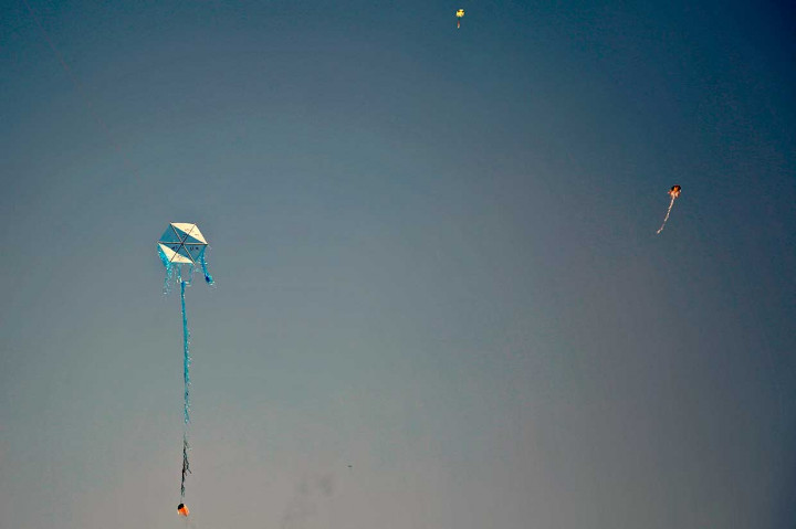 IDF mengatakan puluhan layang-layang dan balon yang terbakar atau membawa bahan peledak dilepaskan dari Jalur Gaza ke dalam wilayah Israel.