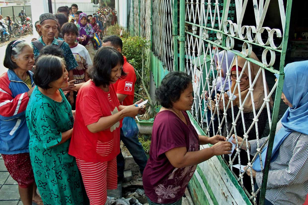 Pembagian zakat berupa uang tunai yang dikemas dalam 1.000 amplop tersebut merupakan tradisi keluarga yang sudah berlangsung sejak puluhan tahun untuk membantu fakir miskin saat menjelang lebaran.