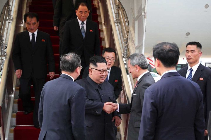 Pemimpin Korea Utara Kim Jong Un disambut Menteri Luar Negeri Singapura Vivian Balakrishnan (tengah-R) setibanya di Bandara Internasional Singapura di Singapura, Minggu, 10 Juni 2018. Kim Jong Un tiba di Singapura untuk melakukan pertemuan puncak yang belum pernah terjadi sebelumnya dengan Presiden AS Donald Trump, pada Selasa, 12 Juni 2018.