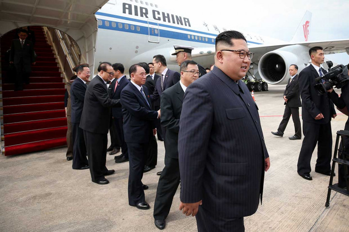 Kim tiba di Singapura dengan penumpang pesawat Air China 747 yang menurut situs pelacakan penerbangan Flightradar24 berangkat dari Pyongyang di pagi hari yang seolah-olah menuju Beijing, kemudian mengubah nomor penerbangannya di udara dan menuju ke selatan.
