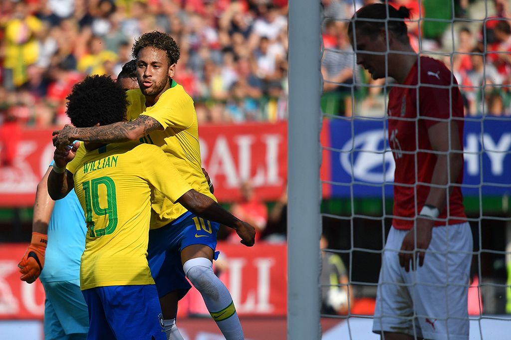 Neymar menggandakannya menjadi 2-0 usai mencetak gol pada menit ke-63.