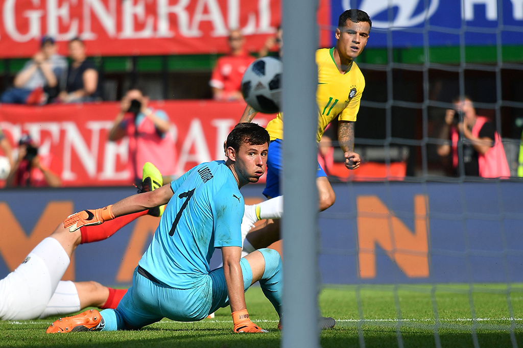 Brasil menambah keunggulan menjadi 3-0 berkat gol Philippe Coutinho pada menit ke-69, memanfaatkan assist dari Roberto Firmino.