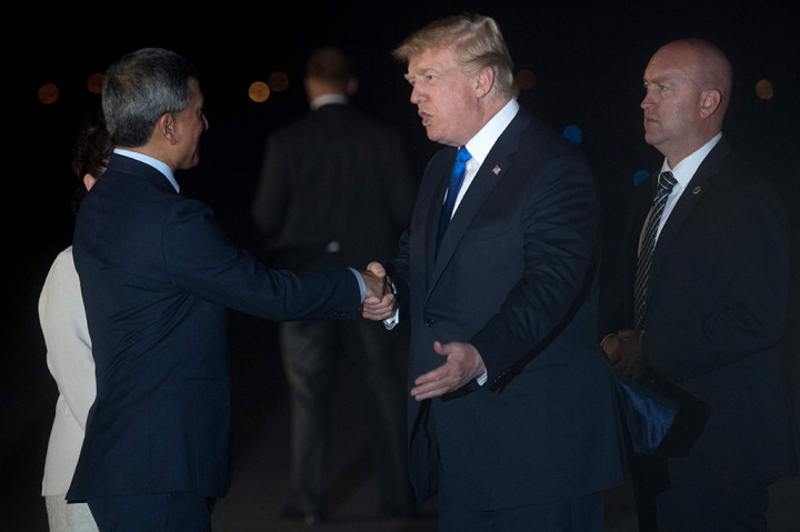 Kedatangan Trump langsung disambut Menteri Luar Negeri Singapura Vivian Balakrishnan. Afp Photo/ Saul Loeb