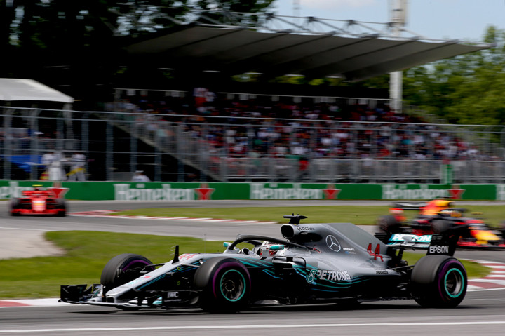 Hamilton sendiri gagal meraih podium dan hanya finis di posisi kelima setelah megalami gangguan pada mesin mobil Mercedes yang dikendarainya. Afp Photo/Charles Coates