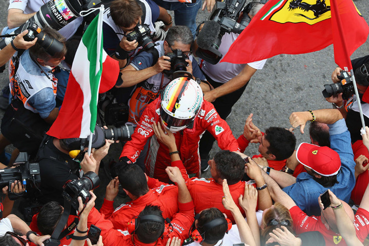 Vettel yang start terdepan mampu menjaga posisi di urutan terdepan. Pebalap Jerman itu melesat cepat, bahkan selisih 5,7 detik dari Vallteri Bottas yang berhasil meraih podium kedua. Afp Photo/Mark Thompson