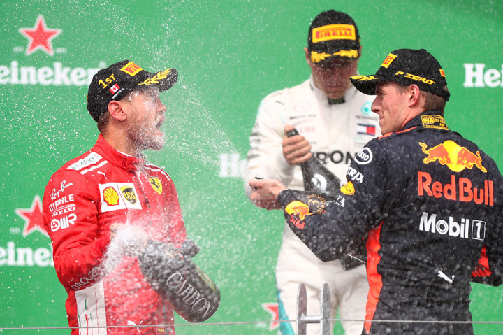 Posisi podium ketiga berhasil diraih pebalap Red Bull, Max Verstappen. Di posisi keempat di depan Hamilton diraih rekan setim Verstappen, Daniel Ricciardo. Afp Photo/Dan Istitene