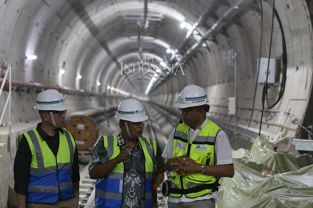 Menteri Koordinator Bidang Perekonomian Darmin Nasution (tengah) bersama Direktur Utama PT MRT Jakarta William Sabandar (kanan) dan jajaran terkait meninjau progres pembangunan proyek mass rapid transit (MRT) Jakarta fase I di Stasiun MRT di Senayan, Jakarta.