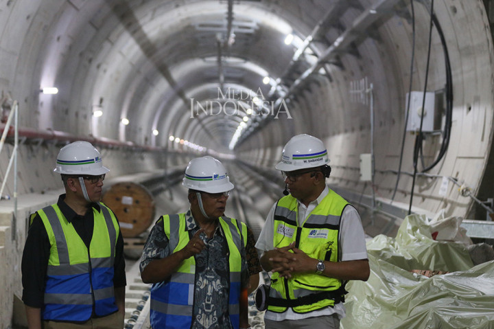 Menteri Koordinator Bidang Perekonomian Darmin Nasution (tengah) bersama Direktur Utama PT MRT Jakarta William Sabandar (kanan) dan jajaran terkait meninjau progres pembangunan proyek mass rapid transit (MRT) Jakarta fase I di Stasiun MRT di Senayan, Jakarta.