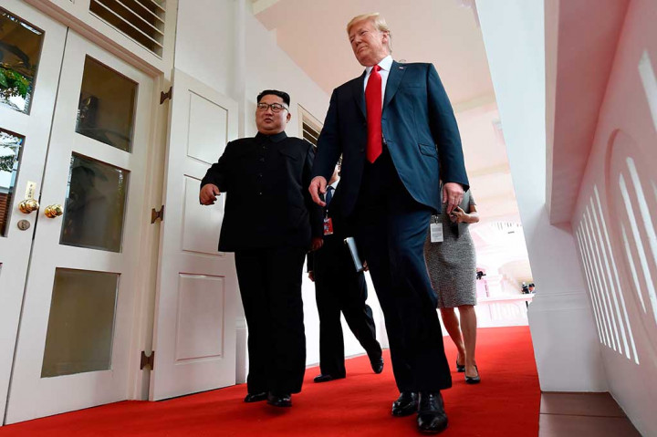 Keduanya kemudian berjalan beriringan memasuki Hotel Capella.