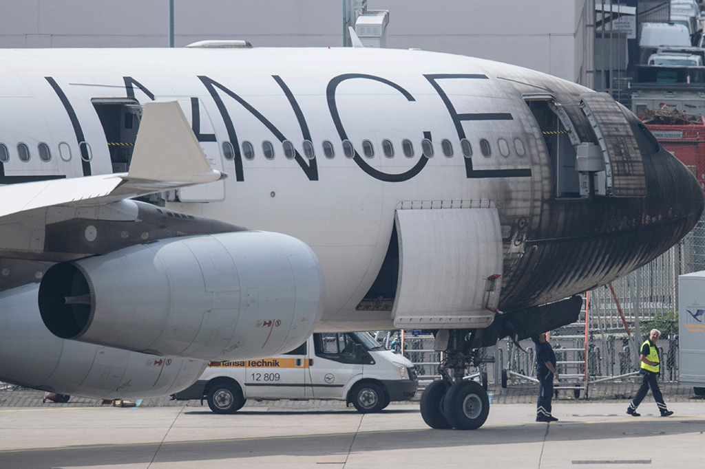 Kondisi badan Pesawat Lufthansa SE A340-300 tanpa penumpang yang terbakar di Bandara Frankfurt, Jerman.