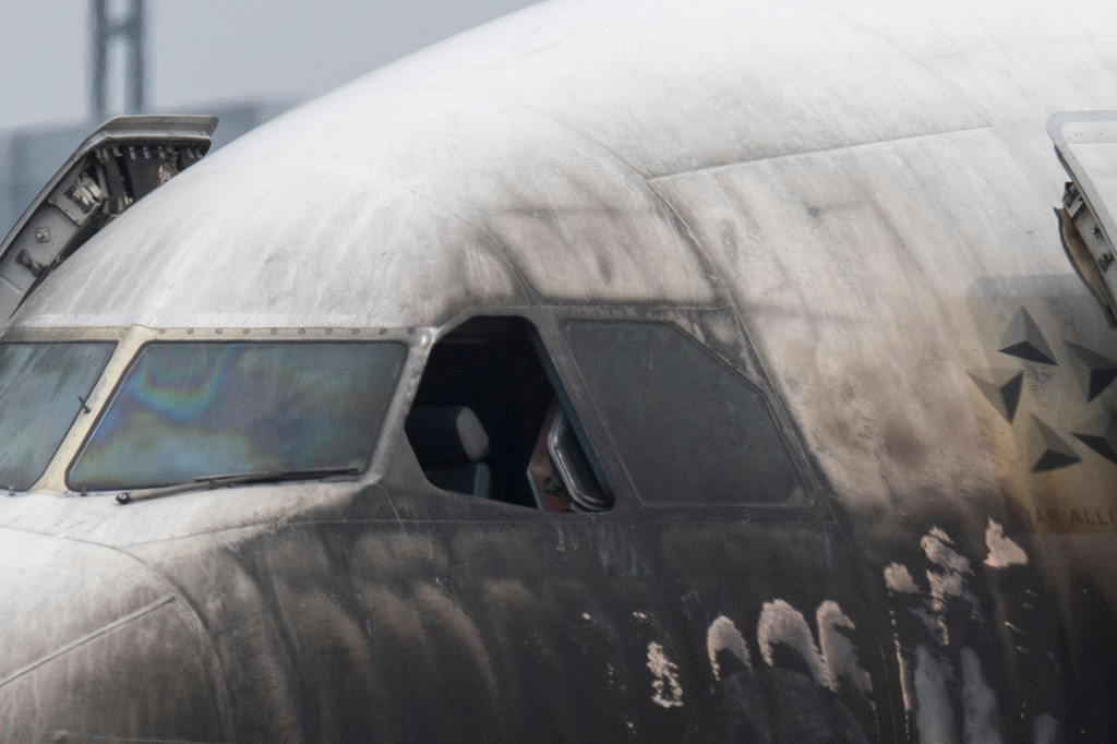 Akibat peristiwa ini, 10 orang dilarikan ke rumah sakit karena menghirup asap tebal.