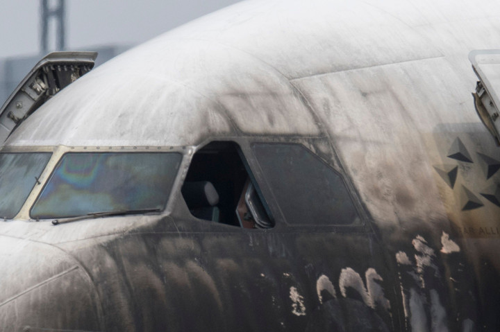 Akibat peristiwa ini, 10 orang dilarikan ke rumah sakit karena menghirup asap tebal.