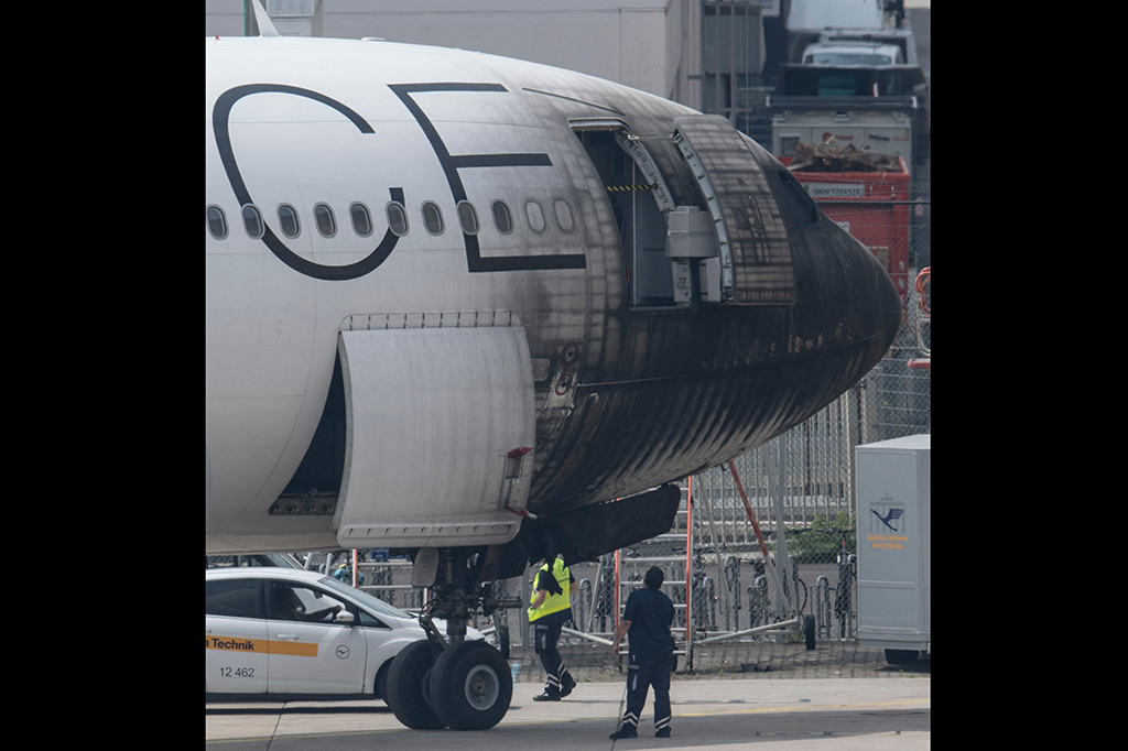 Api diduga menyambar di bawah kokpit dan area di depan pesawat. Tampak, pesawat itu hangus di bagian depan dan mengalami kerusakan akibat tertutup jelaga.