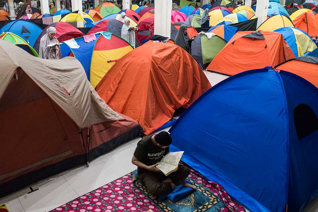 Sebanyak 350 tenda memenuhi halaman Masjid Habiburahman, Bandung, Jawa Barat yang didirikan jemaah untuk menjemput berkah Lailatulkadar. Kegiatan iktikaf di masjid ini sudah berlangsung sejak 1998, akan tetapi iktikaf dengan mendirikan tenda baru ada pada 2011 hingga saat ini.