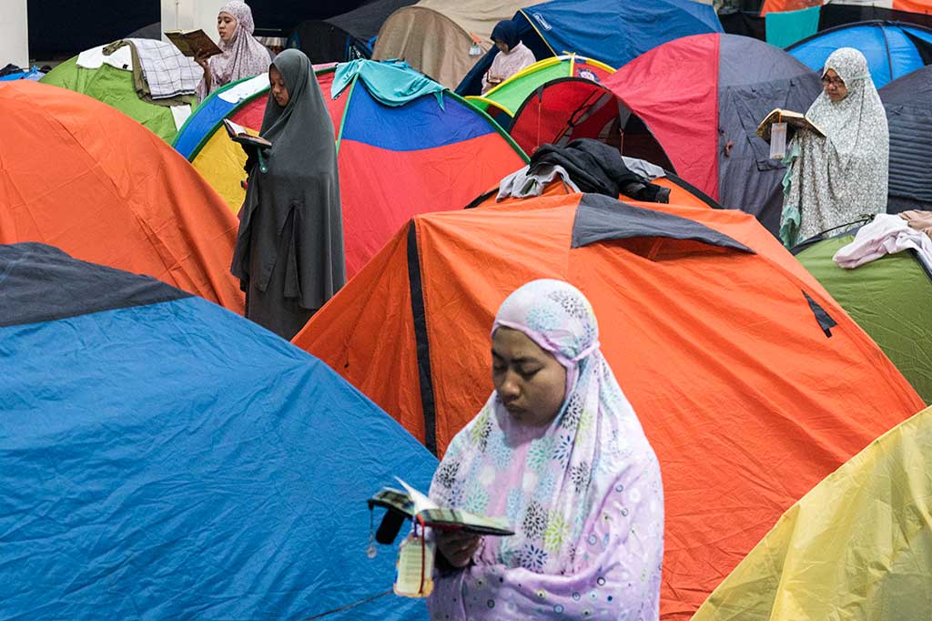 Menurut keterangan panitia, masjid ini bisa menampung 4 ribu hingga 5 ribu jemaah. Peserta iktikaf berasal dari kota Bandung dan sekitarnya, Kalimantan, Sulawesi, Sumatra, bahkan dari negeri jiran Malaysia.