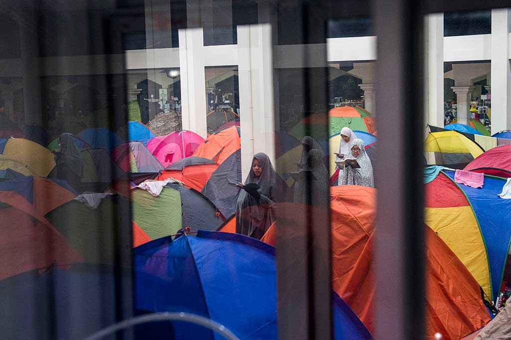 Sebelum mendirikan tenda, jemaah harus mendaftarkan diri terlebih dahulu melalui panitia sebelum bulan Ramadan, karena pelataran masjid tidak cukup menampung minat jemaah untuk beriktikaf sambil mendirikan tenda.