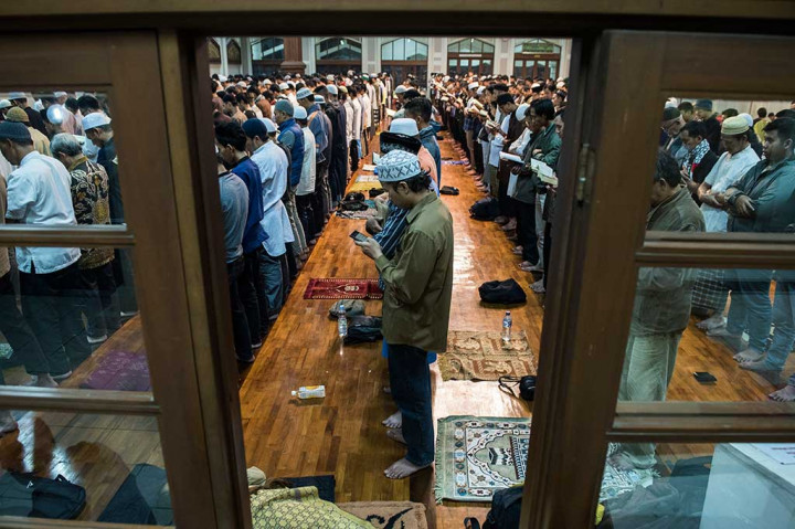 Kegiatan jemaah selain melaksanakan salat Tarawih juga salat Qiamulail berjemaah dengan menyelesaikan bacaan Alquran tiga juz selama tiga jam sehingga dalam 10 hari iktikaf 30 juz dapat diselesaikan.