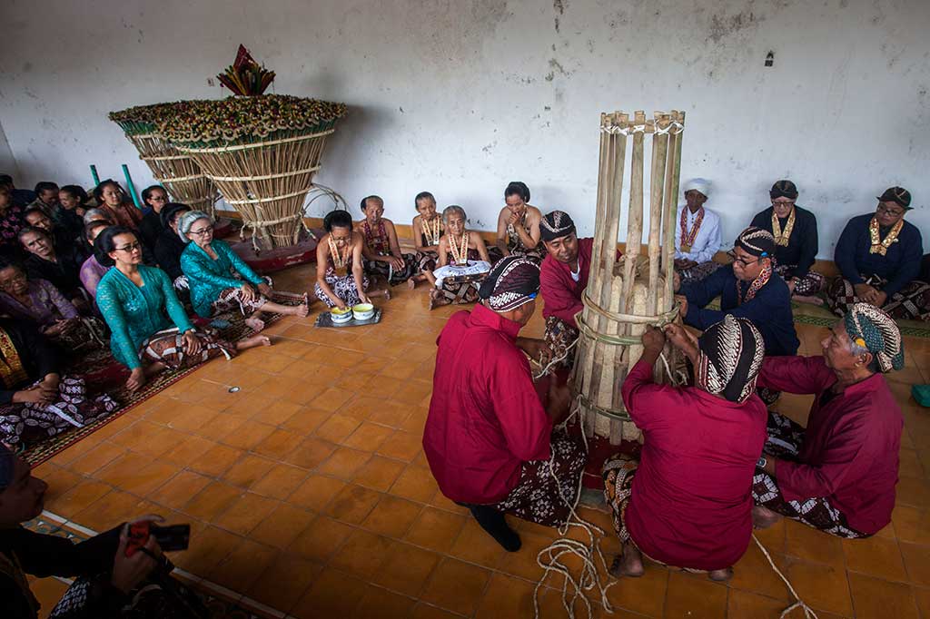 Putri Raja Keraton Yogyakarta, GKR Mangkubumi (kiri) bersama abdi dalem Keraton Yogyakarta mengikuti prosesi Tumplak Wajik di Komplek Magangan Keraton Yogyakarta, DI Yogyakarta, Selasa, 12 Juni 2018. Antara Foto/Andreas Fitri Atmoko