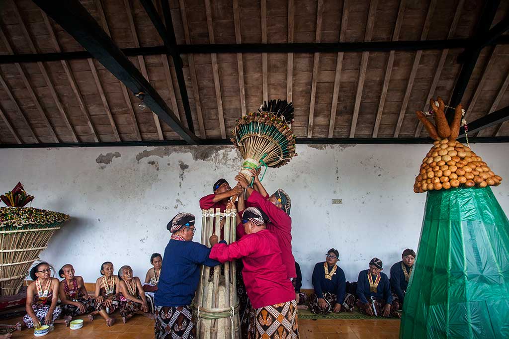 Tradisi tersebut menjadi tanda dimulainya pembuatan gunungan untuk gerebek Sawal dal 1951 yang akan digelar pada Jumat, 15 Juni 2018. Antara Foto/Andreas Fitri Atmoko