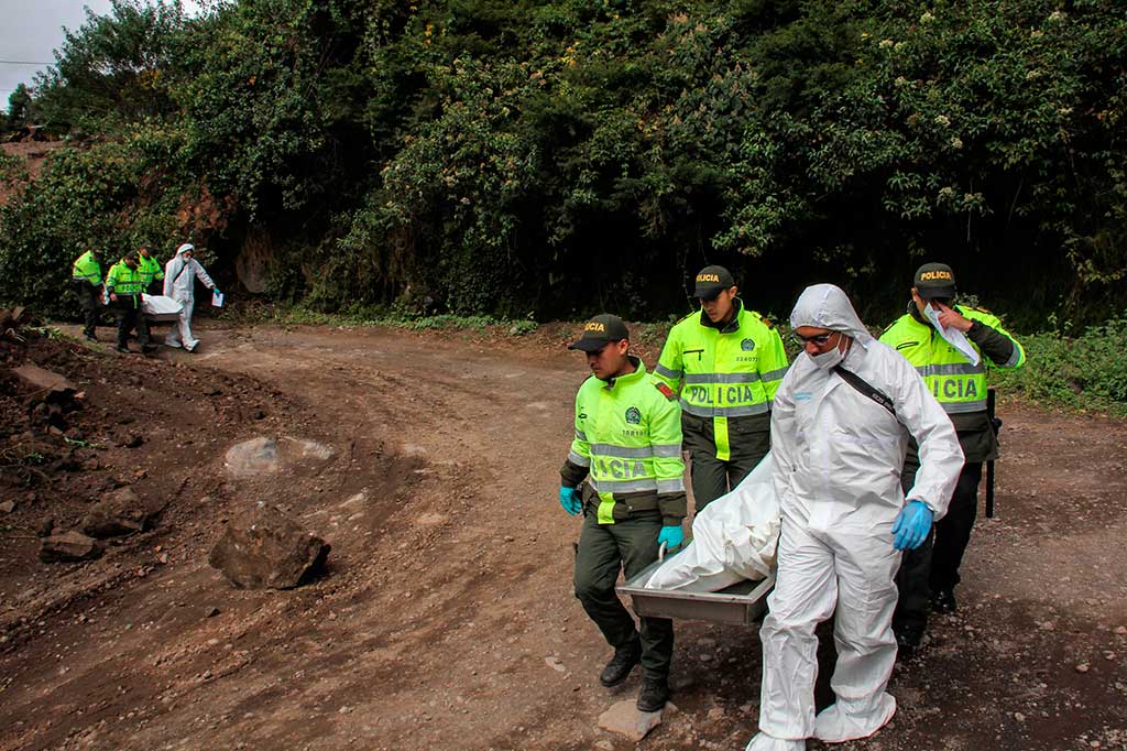 Polisi Kolombia mengevakuasi dua jenazah korban gempa bumi  di Briceno, Departemen Narino, Kolombia, Selasa, 12 Juni 2018 waktu setempat.