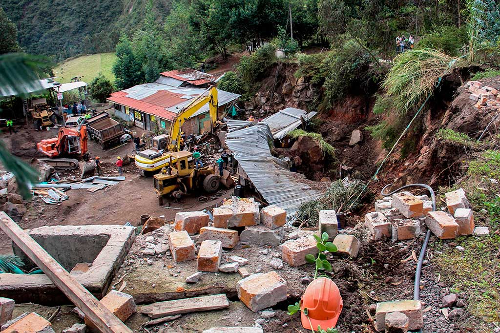 Gempa dangkal yang berkekuatan 4,3 SR mengguncang wilayah pegunungan Gunung Berapi Galeras di Kolombia barat daya mengakibatkan dua orang tewas dan beberapa rumah terkena dampak.