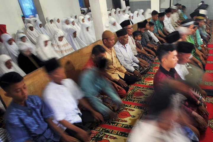 Jemaah Tarekat Naqsabandiyah melaksanakan Salat Id di Mushalla Baitul Makmur, Pauh, Padang, Sumatra Barat, Rabu, 13 Juni 2018.