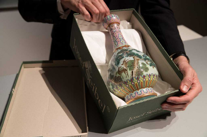 Petugas memperlihatkan vas antik yang dibuat untuk Kaisar Qianlong yang berkuasa pada dinasti Qing, sebelum lelang di balai lelang Sotheby.