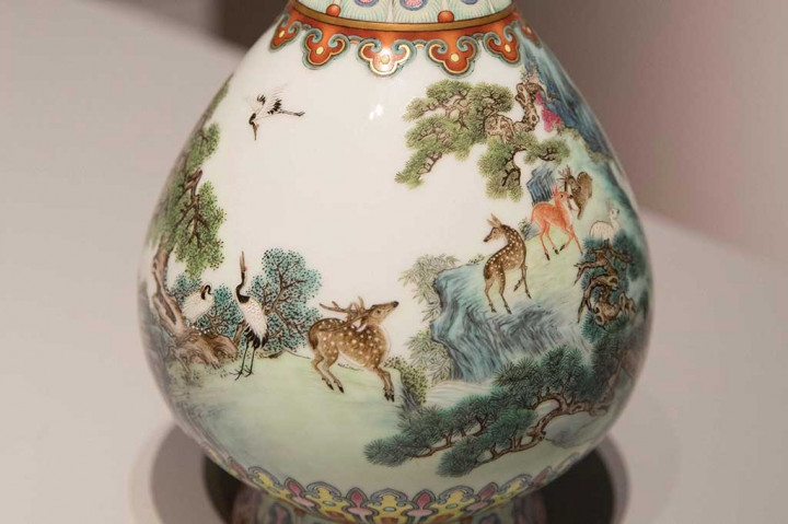 Vas yang dihiasi dengan gambar-gambar rusa dan burung crane yang ideal dari tempat perburuan musim panas di Mulan di Tiongkok utara tersebut ditemukan secara kebetulan di antara lusinan potongan Chinoiserie lain di loteng sebuah rumah di Prancis awal tahun ini.