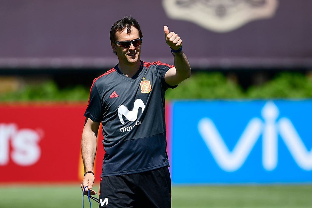 Mantan nahkoda FC Porto ini dikontrak tiga tahun untuk mengganti posisi Zinadine Zidane yang mengundurkan diri tak lama setelah mengantar Madrid mencetak hattrick Liga Champions akhir Mei lalu. Afp Photo/Pierre-Philippe Marcou
