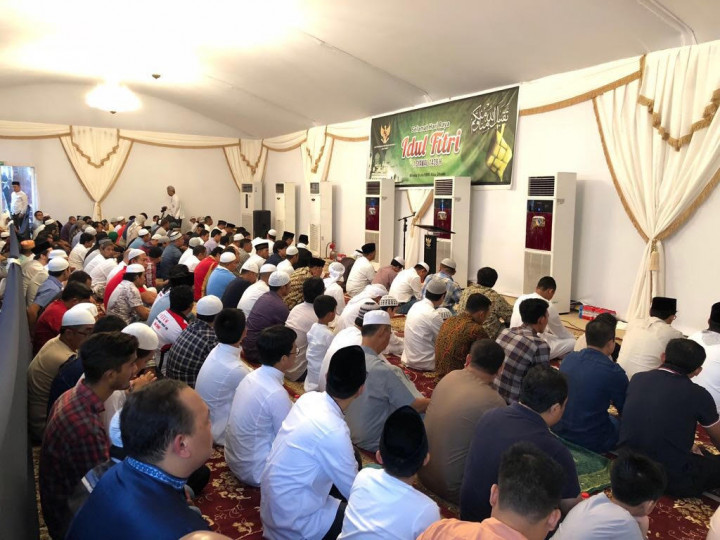 Tenda berpendingin udara yang disiapkan hanya mampu menampung sebagian jemaah. 