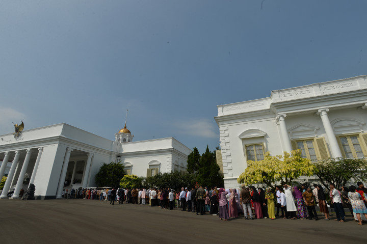 Antrian seribuan warga Bogor menunggu giliran masuk ke Istana Bogor untuk berhalalbihalal dengan Presiden Joko Widodo sekeluarga.