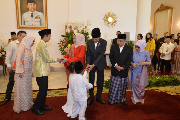 Presiden Jokowi dan Ny. Iriana menyapa cucu Wapres Jusuf Kalla yang hadir bersama Sang Kakek dan Nenek.