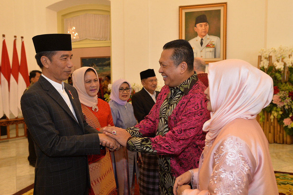 Ketua DPR Bambang Soesatyo dan istri mendapat giliran pertama. 