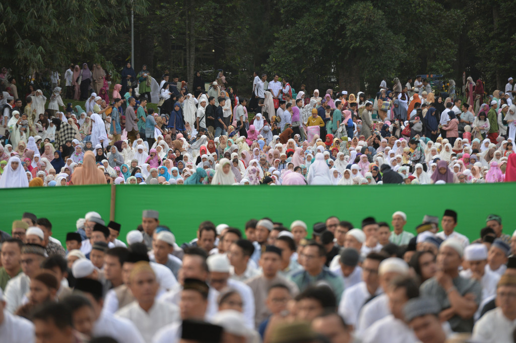 Warga mengikuti Salat Idul Fitri 1 Syawal 1439 H yang dihadiri oleh Presiden Joko Widodo di Lapangan Astrid Kebun Raya Bogor.