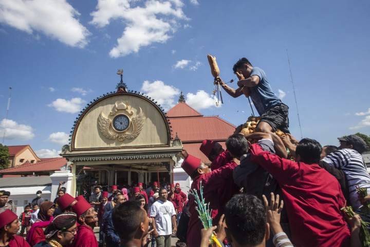 Warga berebut gunungan saat prosesi adat Grebeg Syawal 1439 H di halaman Masjid Gede Kauman, Yogyakarta.