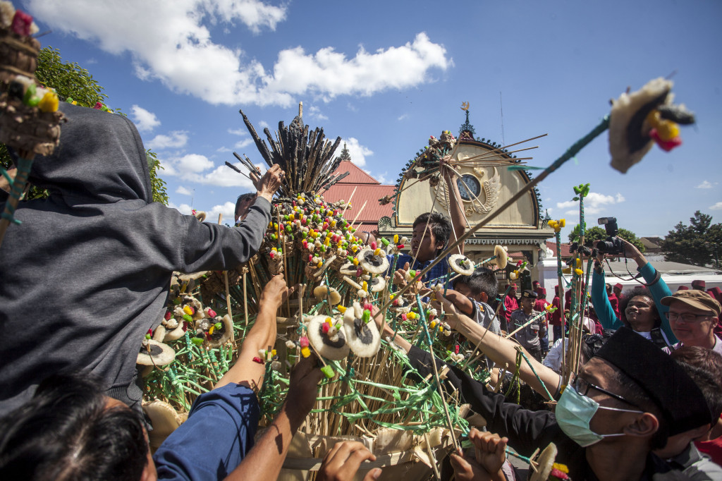 Keraton Yogyakarta membuat tujuh gunungan. Yaitu gunungan lanang, gunungan wadon, gunungan darat, gunungan gepak, dan gunungan pawuhan.