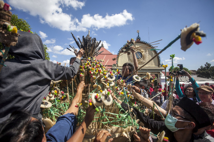 Keraton Yogyakarta membuat tujuh gunungan. Yaitu gunungan lanang, gunungan wadon, gunungan darat, gunungan gepak, dan gunungan pawuhan.