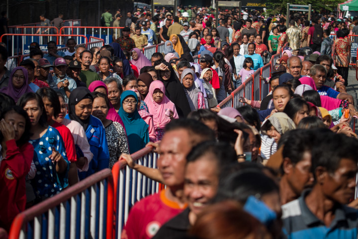 Presiden memanfaatkan lebaran di Kota Solo dengan membagikan 4 ribu paket sembako kepada warga.
