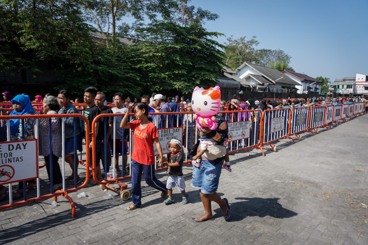 Antrean warga yang berdatangan dari Surakarta dan sekitarnya, 