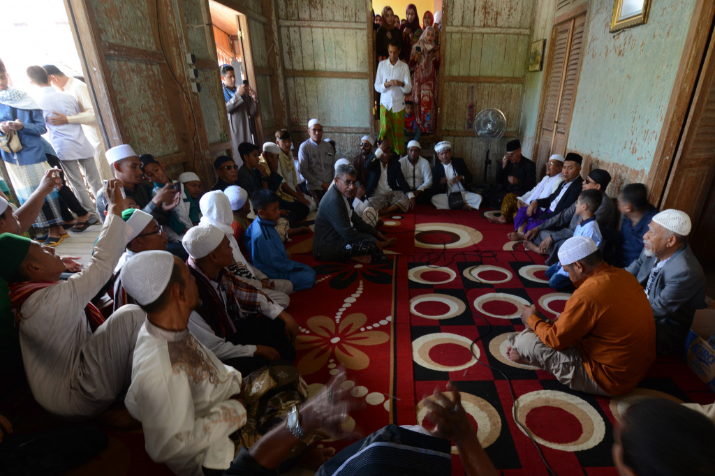Rangkaian acara dimulai dengan berkunjung dan berkumpul di rumah kerabat yang dituakan. 